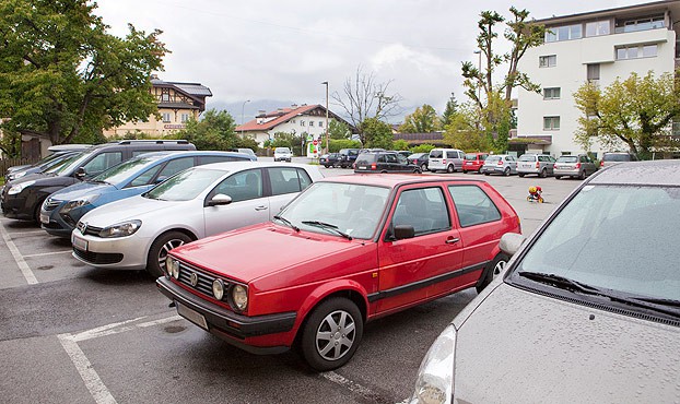 Infrastruktur für Igls: Auf dem Parkplatz soll der neue Sparmarkt errichtet werden. Foto Klaus Defner